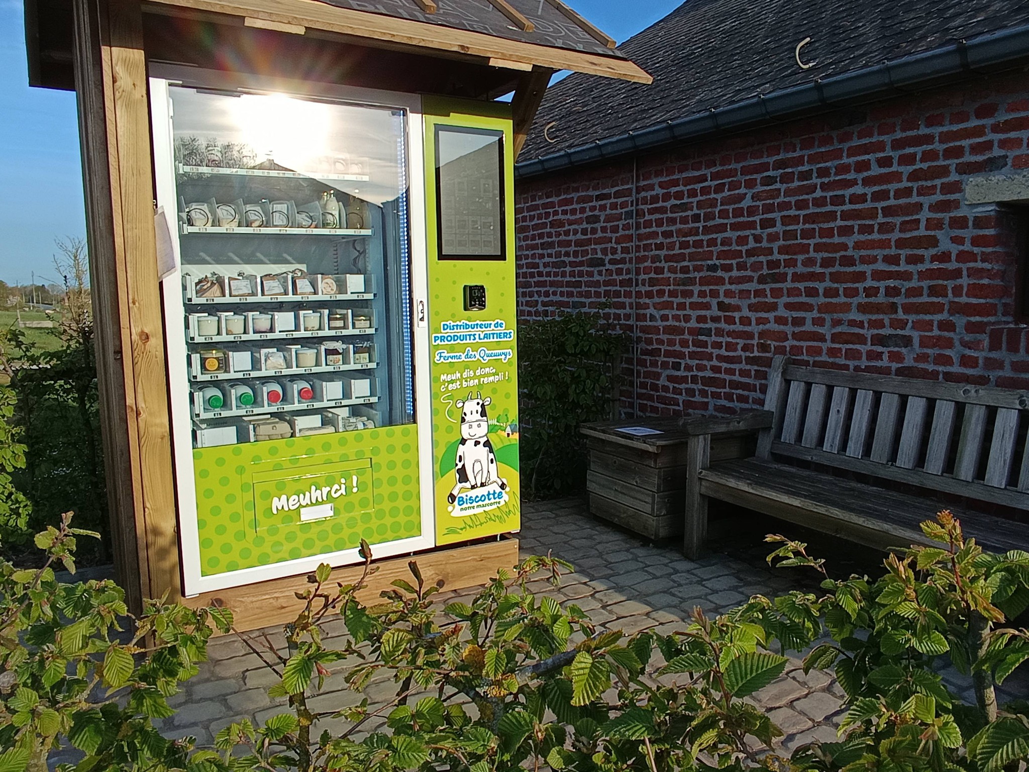 Le distributeur automatique de produits laitiers et son banc