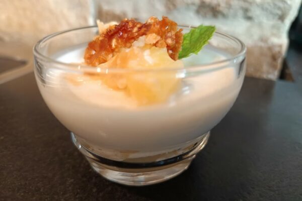 Panna cotta aux ananas poêlés et dentelles au sésame