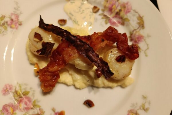 Noix de Saint-Jacques au crumble sur crème de panais